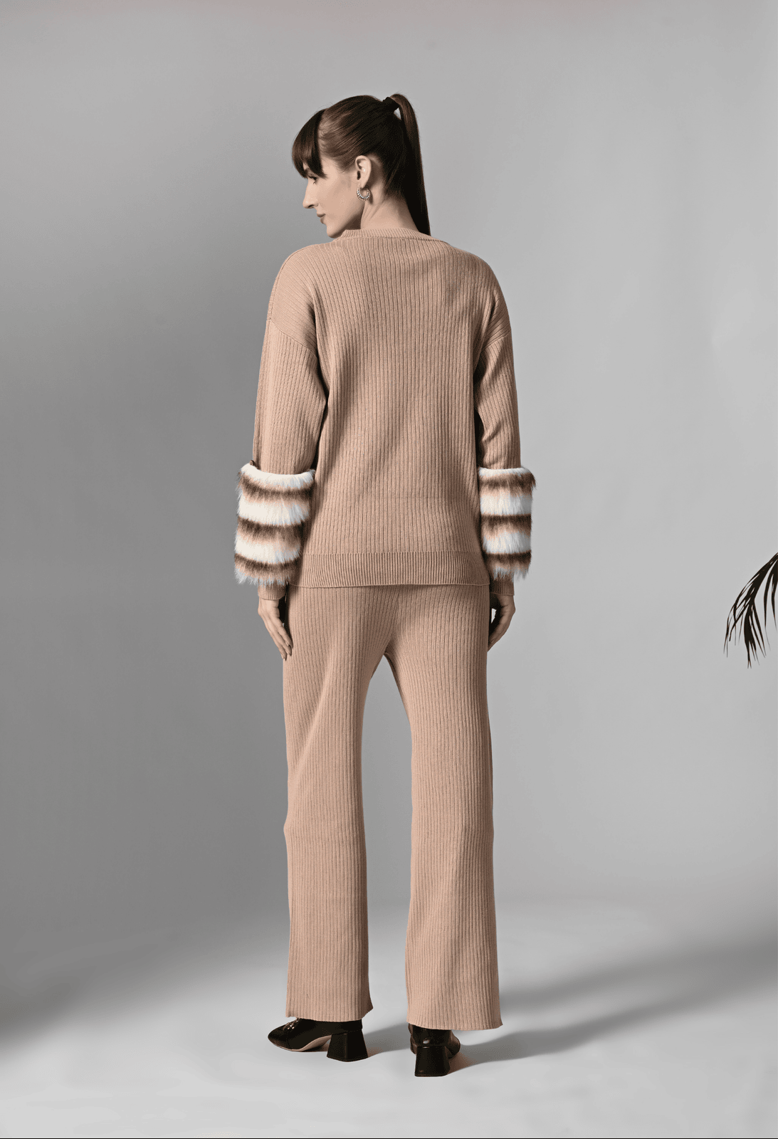 Pankh Luxe Zaar Wool Set With Detachable Fur Sleeve