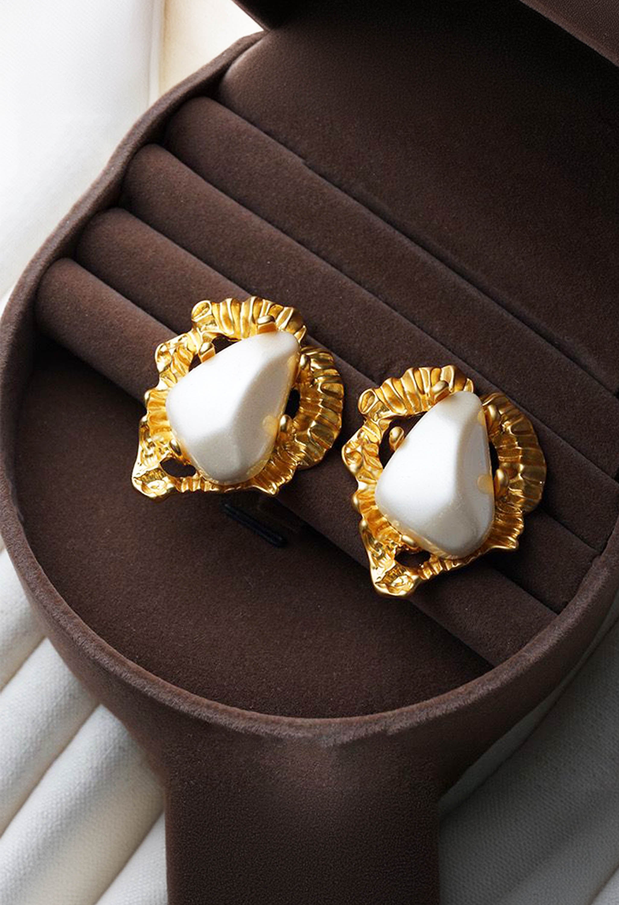 Pankh Willow Studded Earing