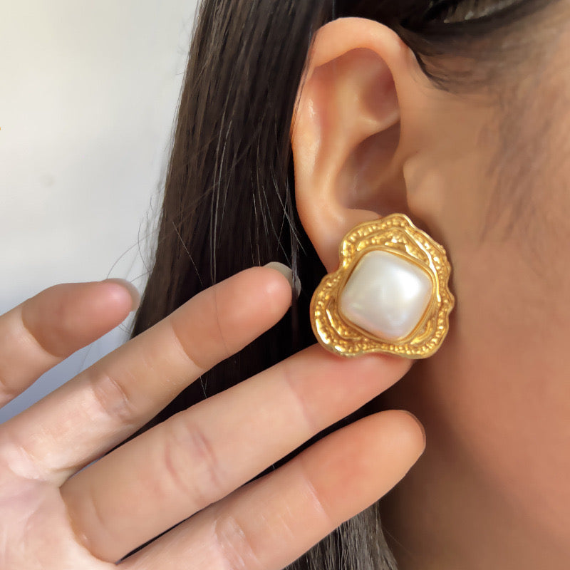 Pankh Morto Elegant Pearl and Gold Stud Earing