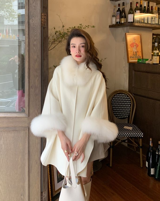 LOSSY WOOLEN CAPE COAT WITH FUR COLLAR AND SLEEVE