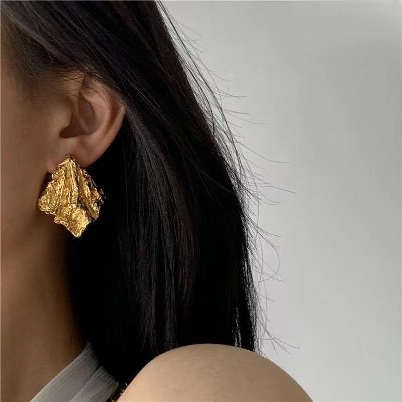 Pankh Aso Elegant Antique Gold Earing