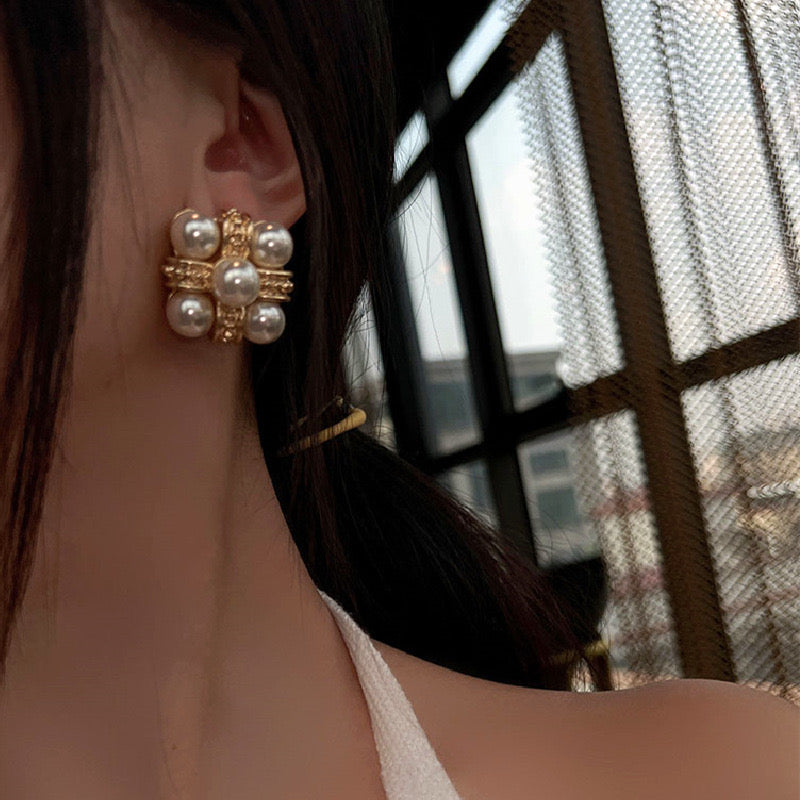 Pankh Flee Elegant Pearl and Gold Stud Earing