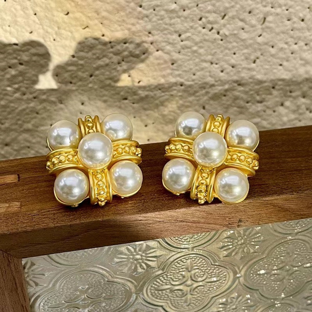 Pankh Flee Elegant Pearl and Gold Stud Earing