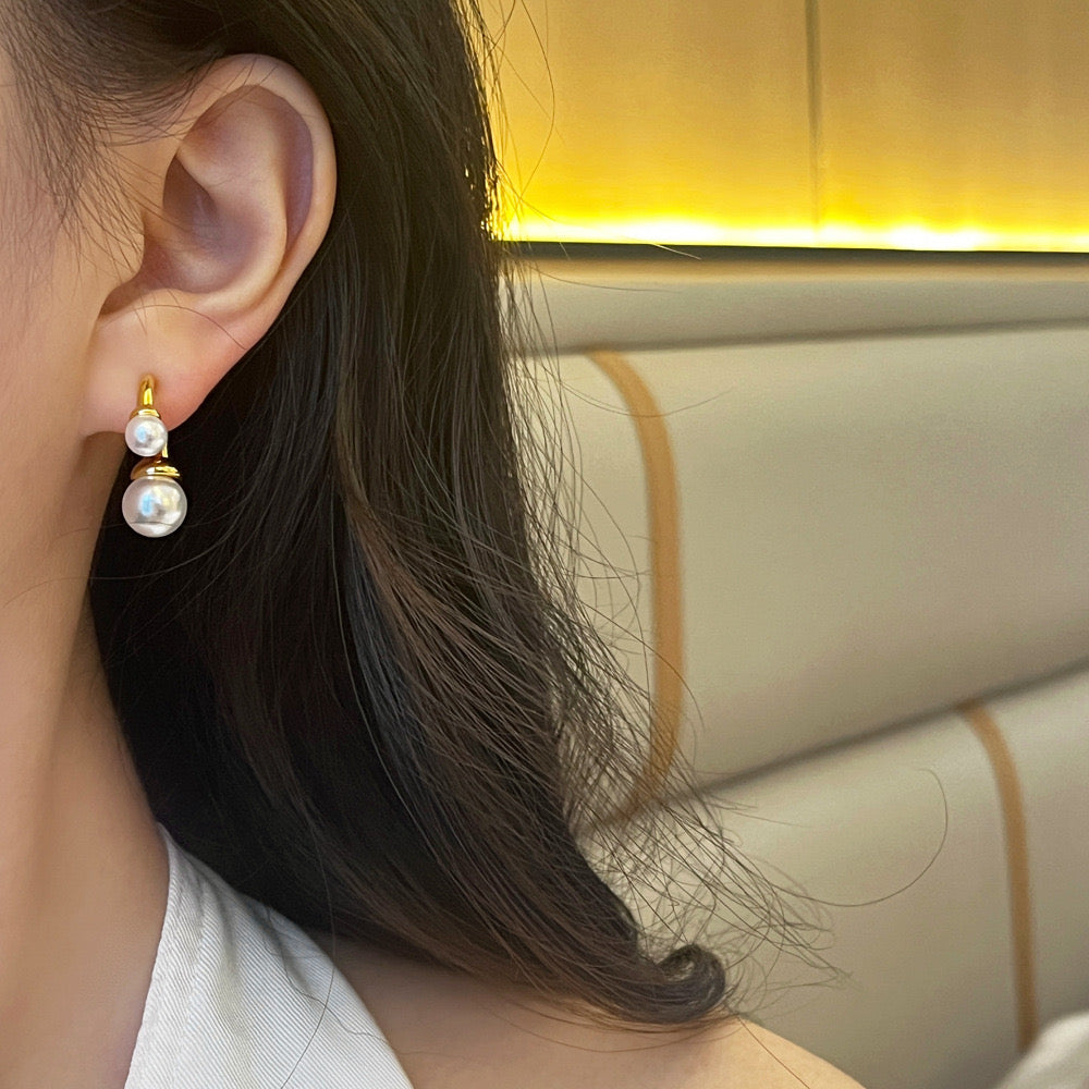 Pankh Areon Elegant Pearl and Gold Stud Earing