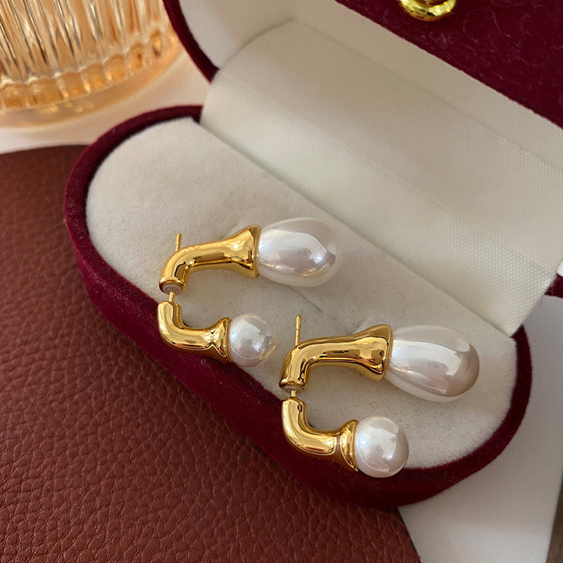 Pankh Areon Elegant Pearl and Gold Stud Earing